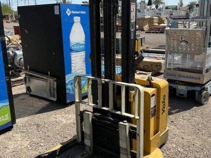 yale-3,800lbs-capacity-electric-order-picker-image-3
