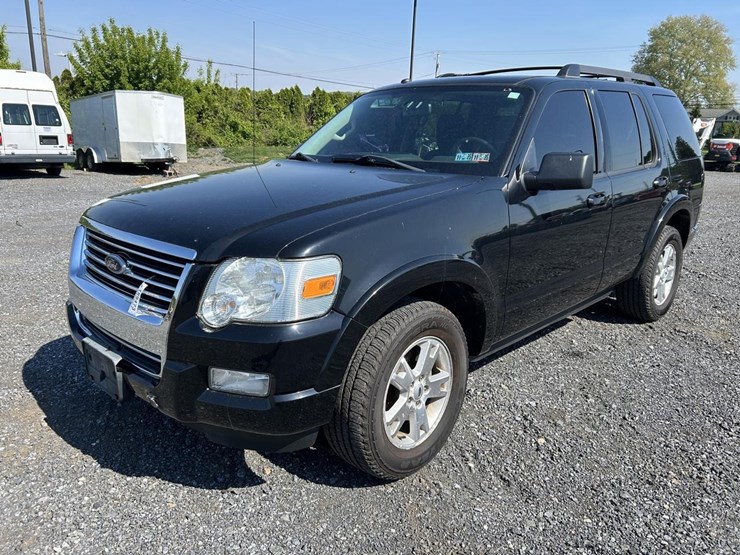 2010-ford-explorer-xlt-image-1