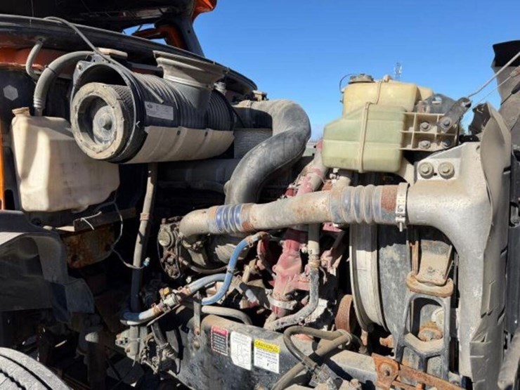 2016-mack-granite-gu813-image-17