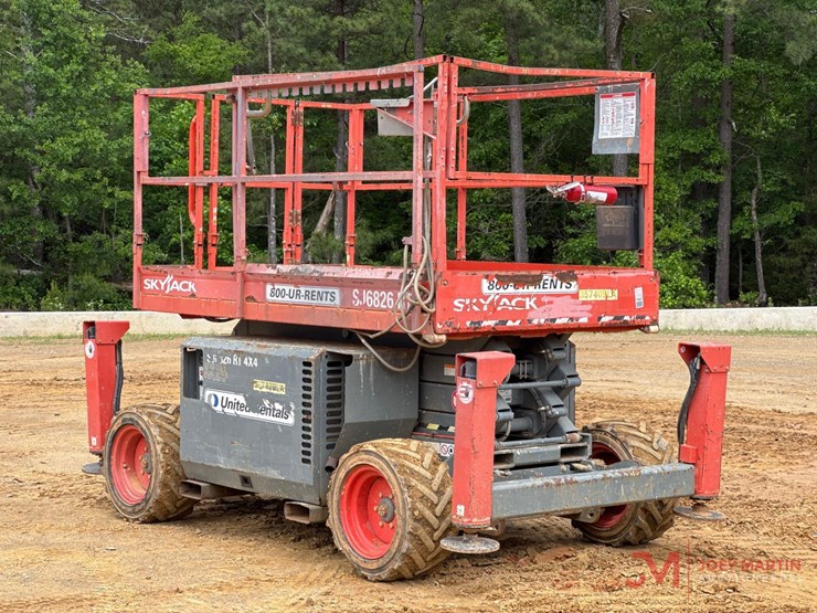 skyjack-sj6826rt-rough-terrain-scissor-lift-image-1
