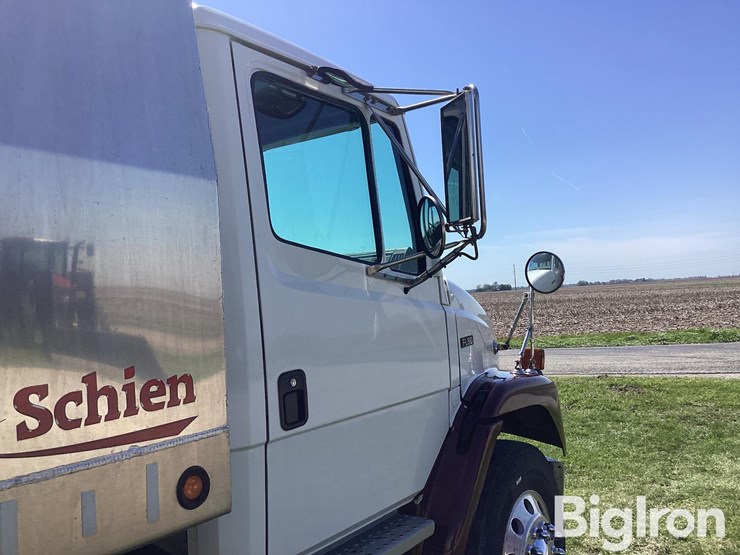 2003-freightliner-fl80-image-14