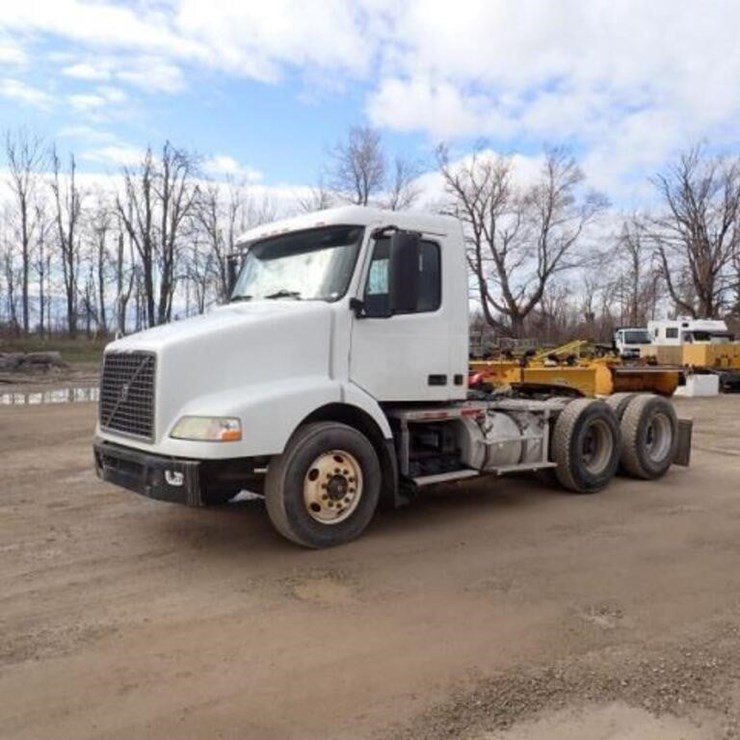 2005 VOLVO VN