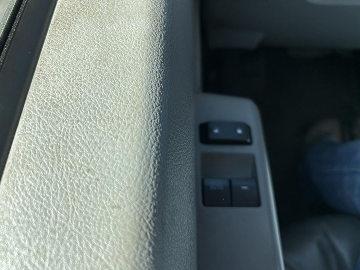 2013-ford-e350-image-25