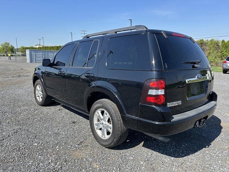 2010-ford-explorer-xlt-image-3