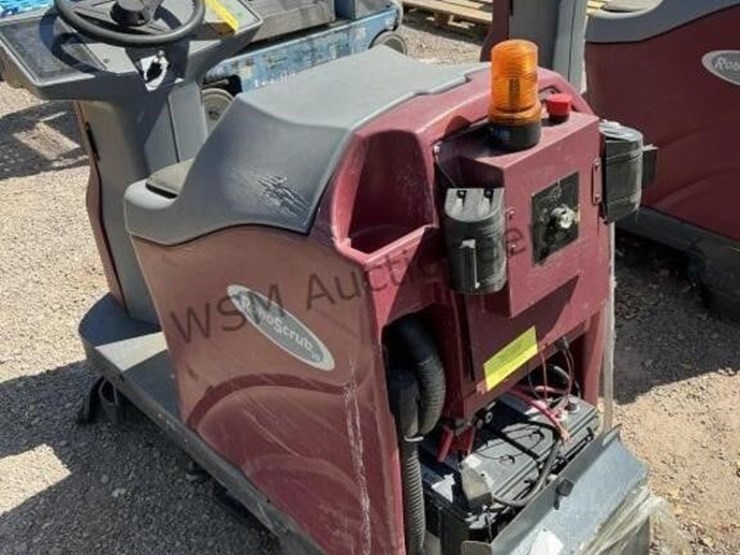 robo-scrub-ride-on-floor-cleaner-image-3