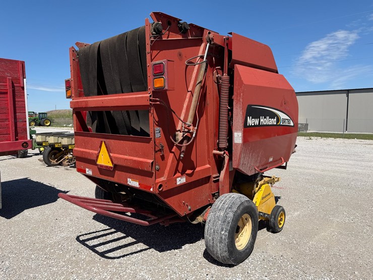 new-holland-br780-image-5