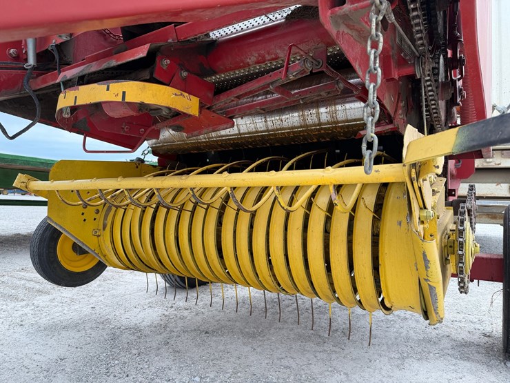 new-holland-br7050-image-3