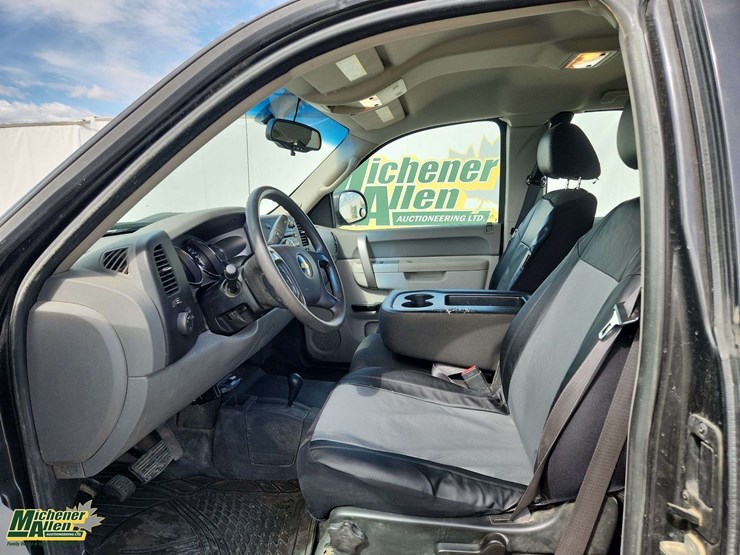 2010-chevrolet-silverado-2500hd-ls-image-13