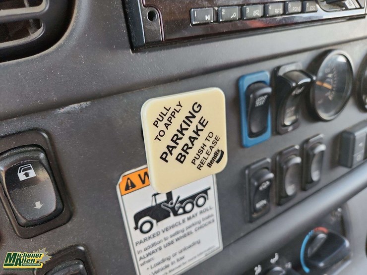 2019-freightliner-m2-106-image-11