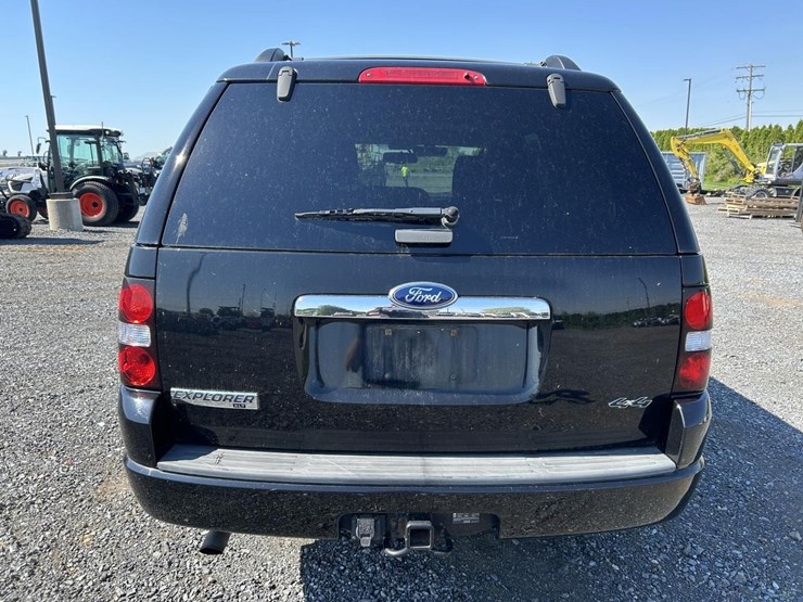 2010-ford-explorer-xlt-image-4