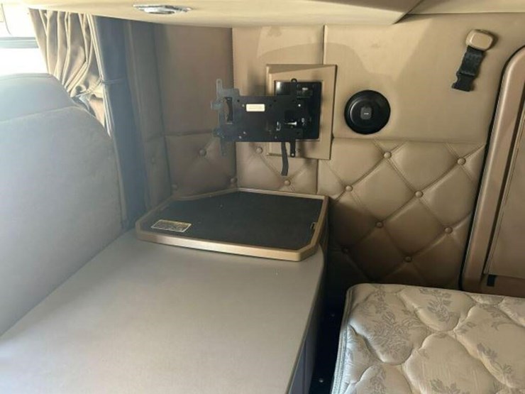 2020-kenworth-t680-image-35