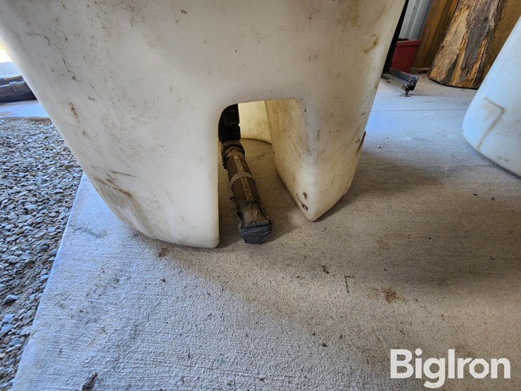 300-gal-stand-up-poly-tanks-image-10