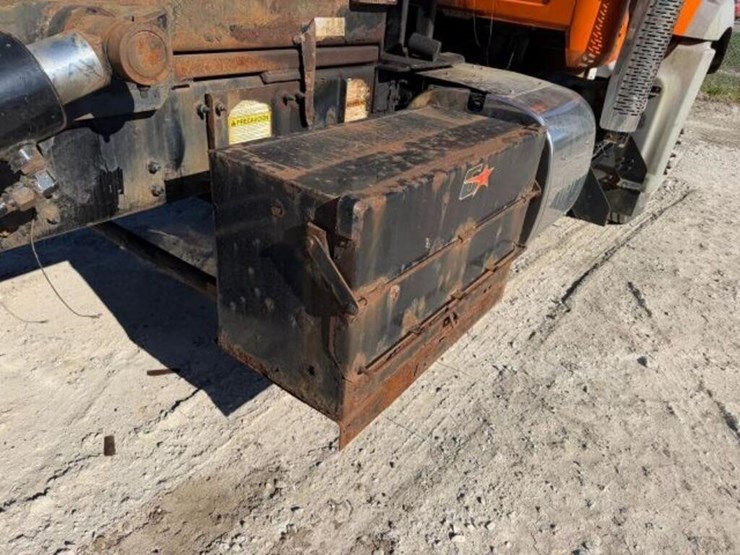 2016-mack-granite-gu813-image-42