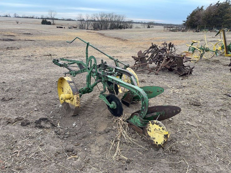 john-deere-pull-type-two-bottom-plow-image-3