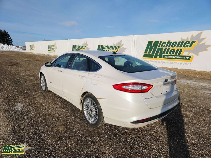 2014-ford-fusion-hybrid-se-auto-sedan-image-3