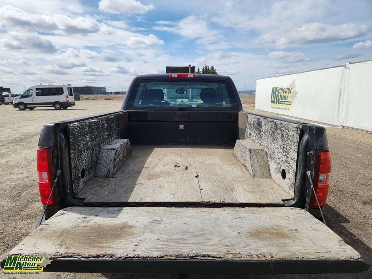 2010-chevrolet-silverado-2500hd-ls-image-16