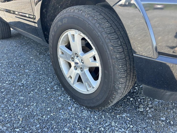 2010-ford-explorer-xlt-image-8