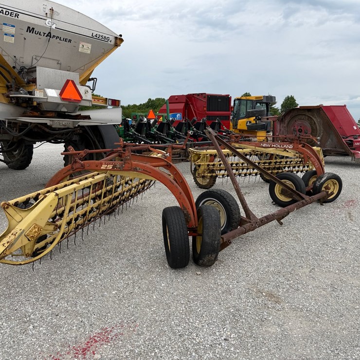 NEW HOLLAND 260