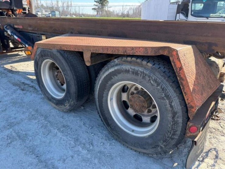 2016-mack-granite-gu813-image-53