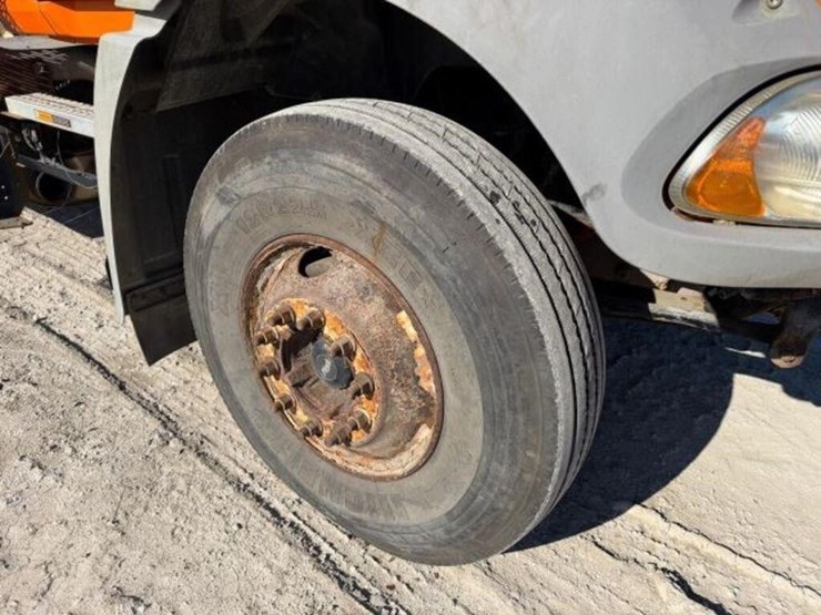 2016-mack-granite-gu813-image-48