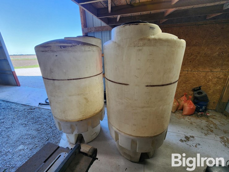 300-gal-stand-up-poly-tanks-image-2