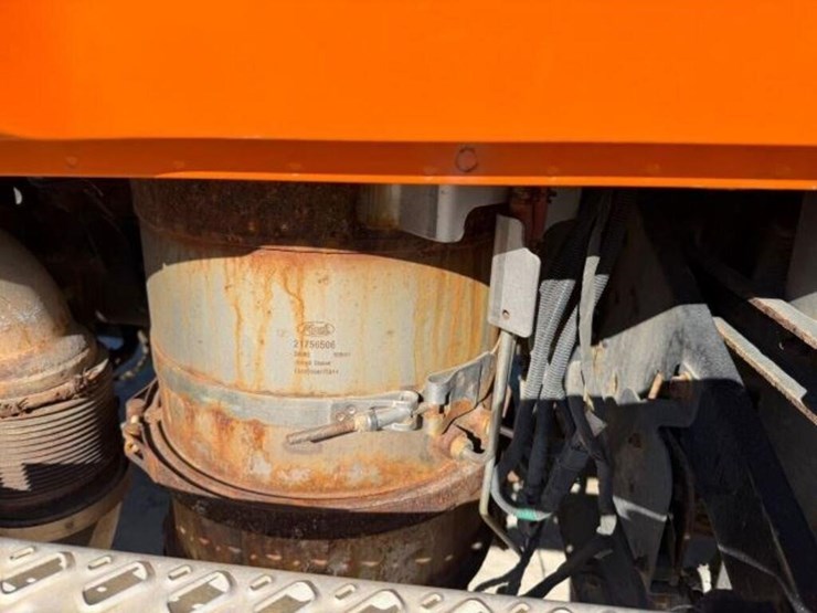 2016-mack-granite-gu813-image-54