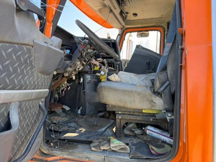 2016-mack-granite-gu813-image-20