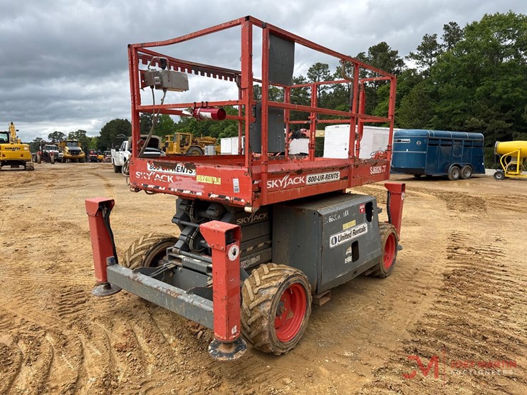 skyjack-sj6826rt-rough-terrain-scissor-lift-image-3