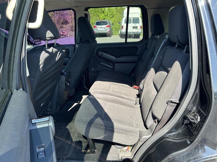 2010-ford-explorer-xlt-image-14