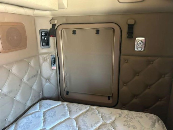 2020-kenworth-t680-image-32