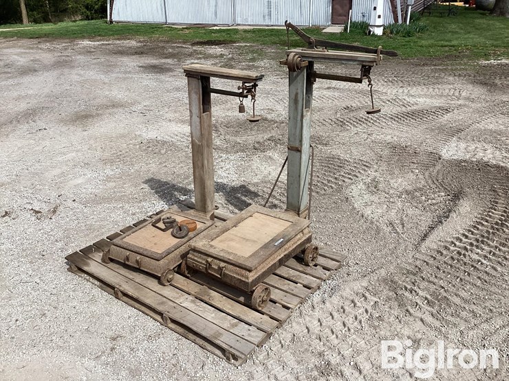 fairbanks-&-howe-antique-scales-w/-weights-image-1