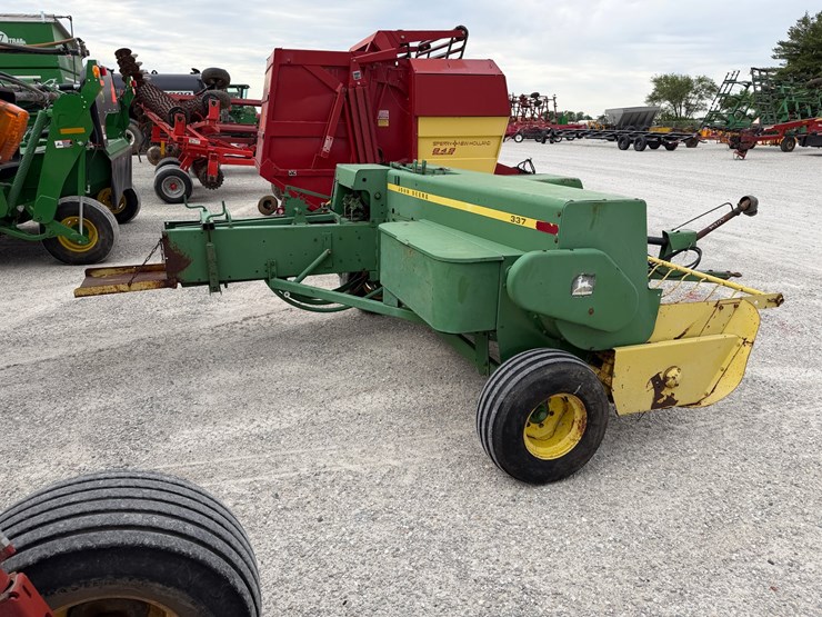 john-deere-337-image-5