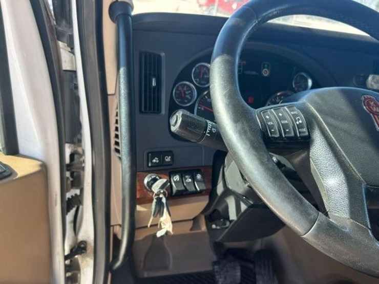 2020-kenworth-t680-image-21