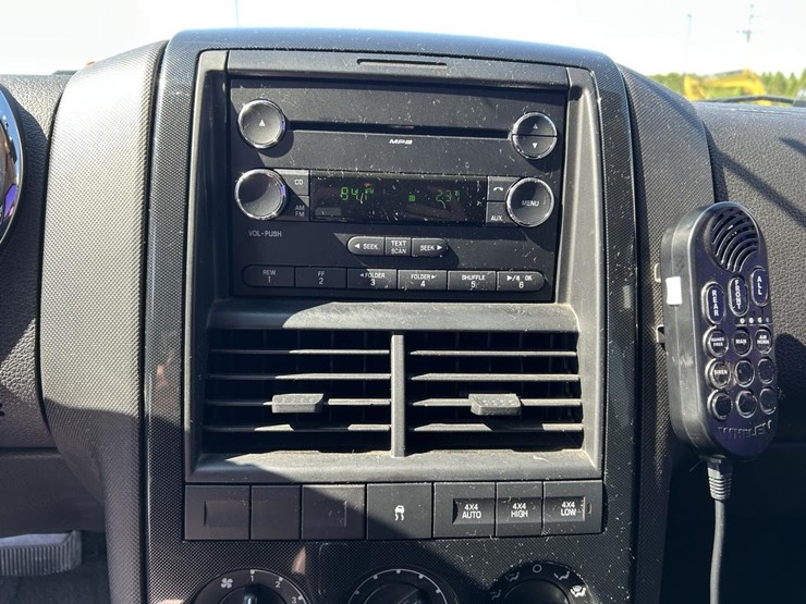 2010-ford-explorer-xlt-image-19