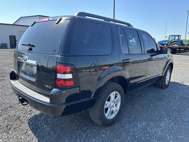 2010-ford-explorer-xlt-image-5