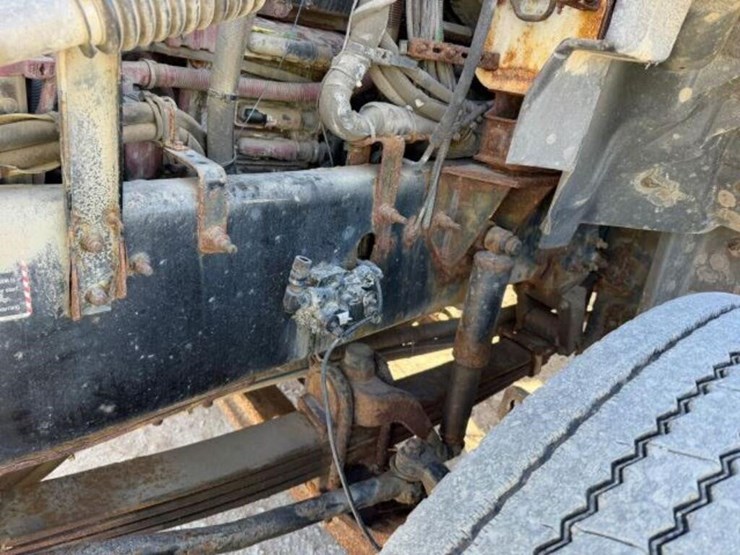 2016-mack-granite-gu813-image-26
