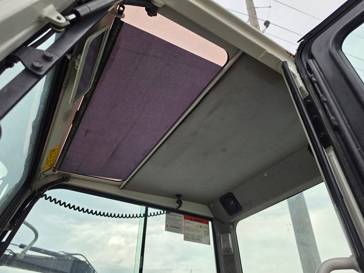 2021-takeuchi-tb240-image-8