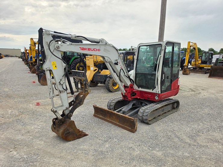 2021-takeuchi-tb240-image-1