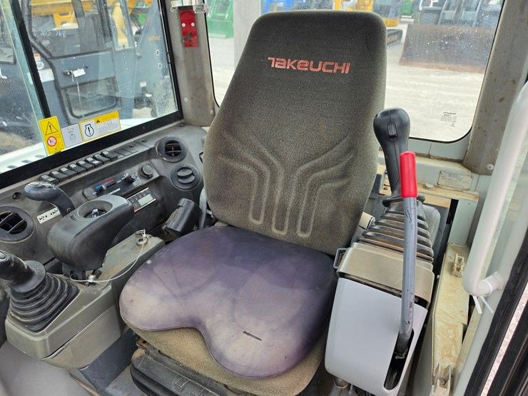 2021-takeuchi-tb240-image-10