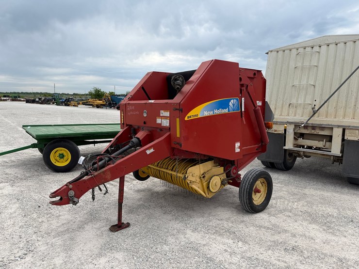 new-holland-br7050-image-1