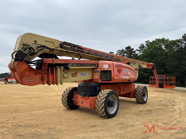 2016-jlg-1250ajp-image-4