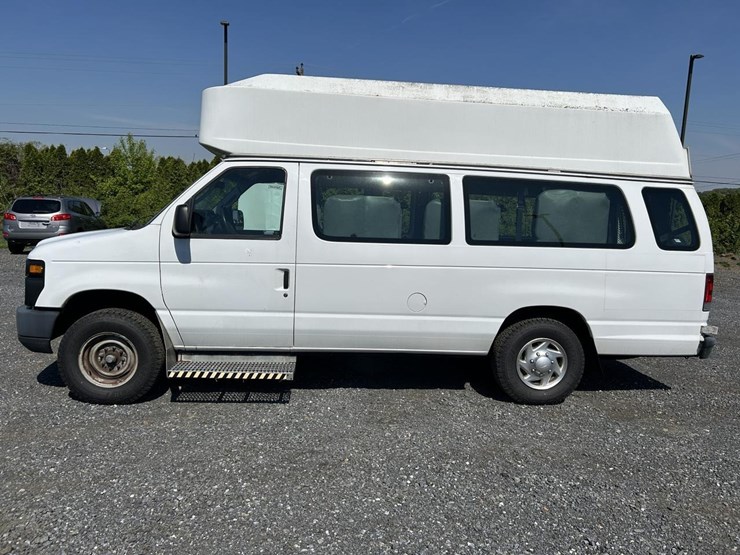 2013-ford-e350-image-2