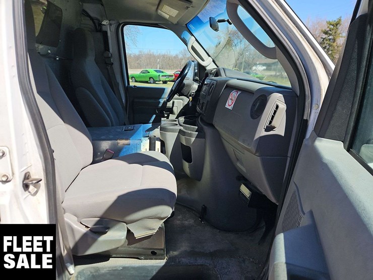 2010-ford-cargo-image-17