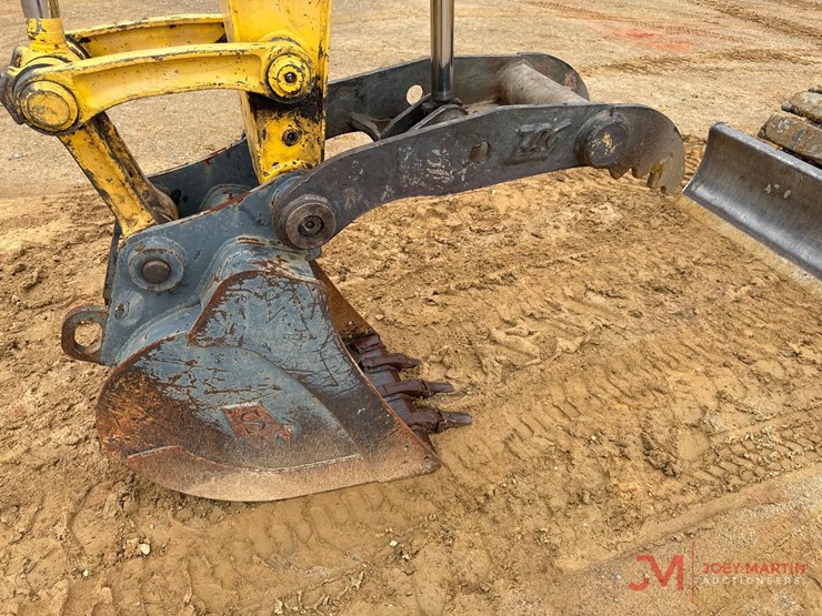 2015-komatsu-pc88mr-10-mini-excavator-image-12