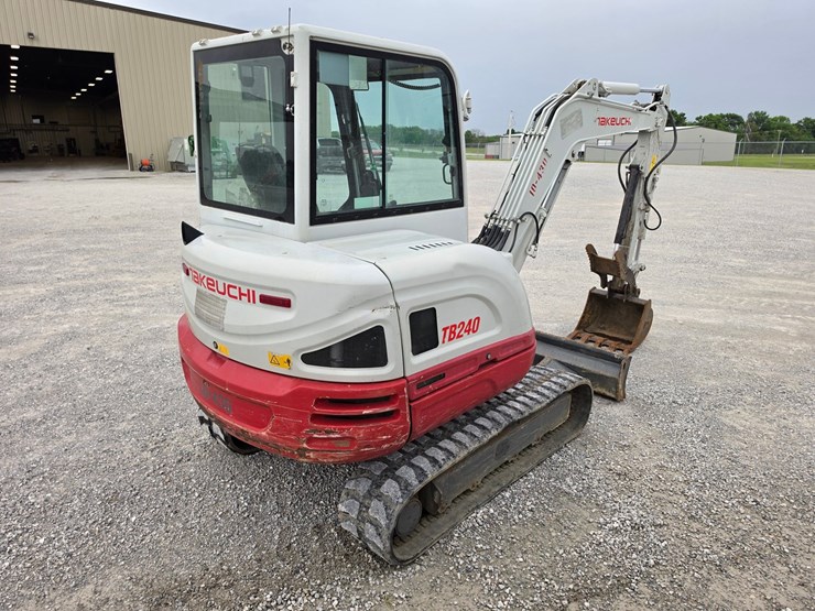 2021-takeuchi-tb240-image-18