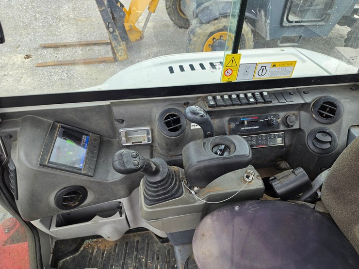 2021-takeuchi-tb240-image-11