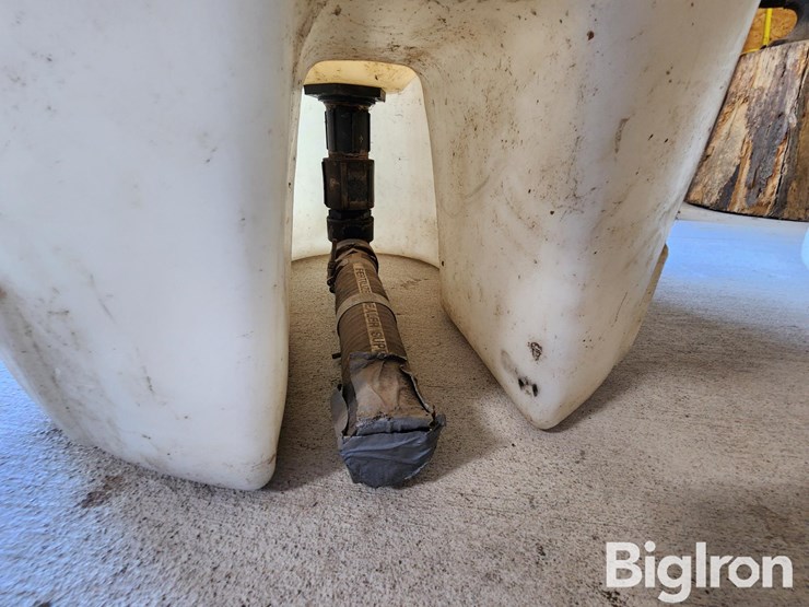 300-gal-stand-up-poly-tanks-image-11