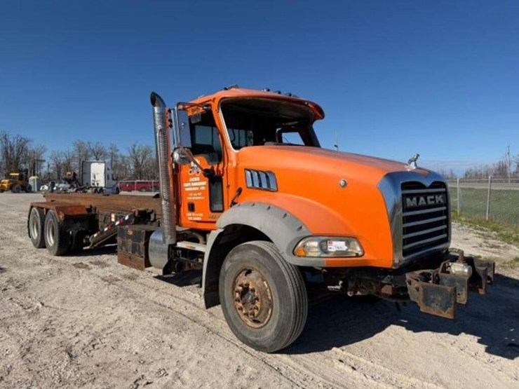 2016-mack-granite-gu813-image-2