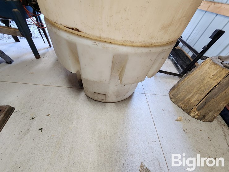 300-gal-stand-up-poly-tanks-image-17
