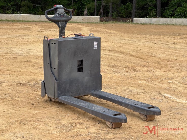 electric-pallet-jack-image-1